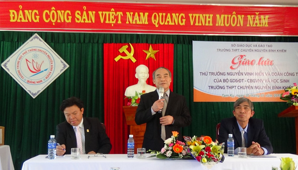 Thứ trưởng Bộ GD-ĐT Nguyễn Vinh Hiển giao lưu với CBGVNV và học sinh Trường chuyên Nguyễn Bỉnh Khiêm - (ảnh NBK) thu-truong-nguyen-vinh-hien nbk