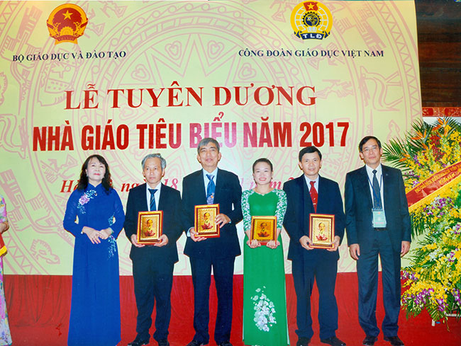 3.-Anh-thay-Bang-nhan-vinh-danh