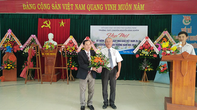 thay-Tran-Huu-Gia-tang-hoa