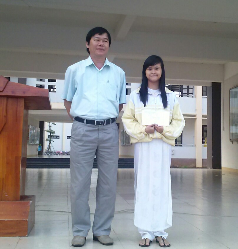 10Thy_Trng_Vn_Quang_trao_gii_Nh_cho_HS_Nguyn_Nh_Tho_-_lp_11_chuyn_Vn