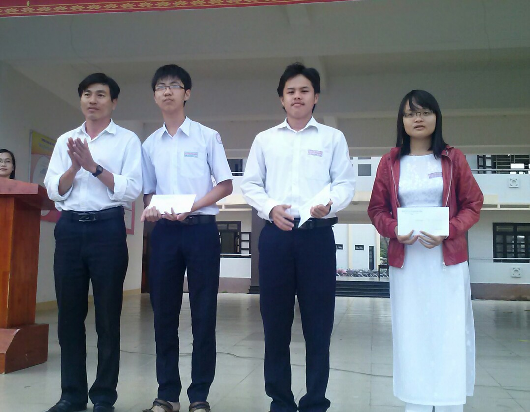 11Thy_Chu_Vn_Th_trao_gii_cho_cc_HS_t_gii_Ba_v_KK