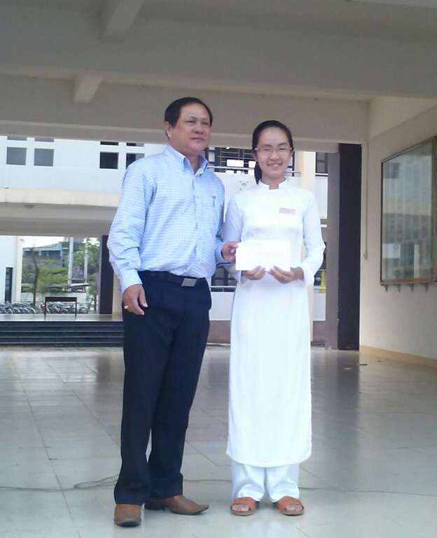 9Thy_Nguyn_nh_Tin_trao_gii_Nht_cho_HS_Phan_Nguyn_Thu_Sng_-_lp_12_chuyn_Anh